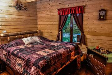 Фото номера Двухместный номер Делюкс с 1 кроватью и балконом Лоджи The Little Mountain Cabin г. Borlova 2