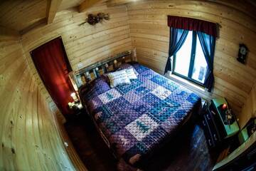 Фото номера Двухместный номер Делюкс с 1 кроватью и балконом Лоджи The Little Mountain Cabin г. Borlova 9