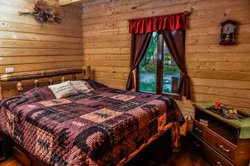Фото номера Двухместный номер Делюкс с 1 кроватью и балконом Лоджи The Little Mountain Cabin г. Borlova 8