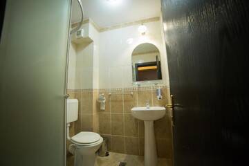 Фото номера Двухместный номер с 1 кроватью или 2 отдельными кроватями Отель Hotel Muntele Mic г. Borlova 9